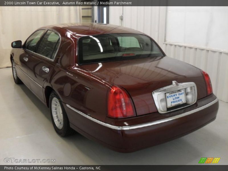 Autumn Red Metallic / Medium Parchment 2000 Lincoln Town Car Executive
