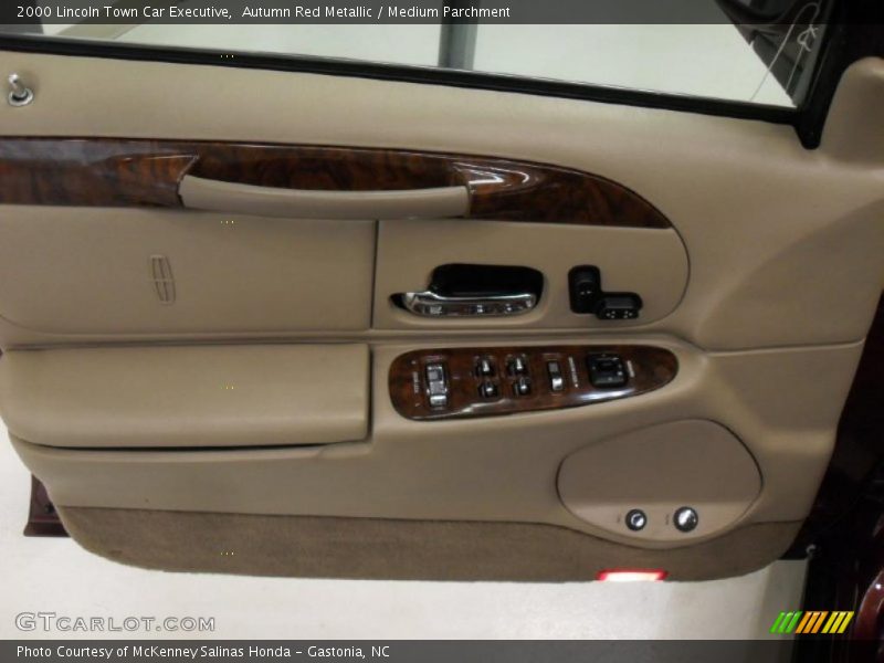 Autumn Red Metallic / Medium Parchment 2000 Lincoln Town Car Executive