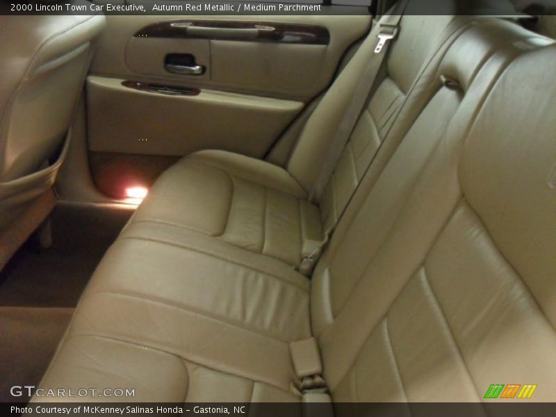 Autumn Red Metallic / Medium Parchment 2000 Lincoln Town Car Executive