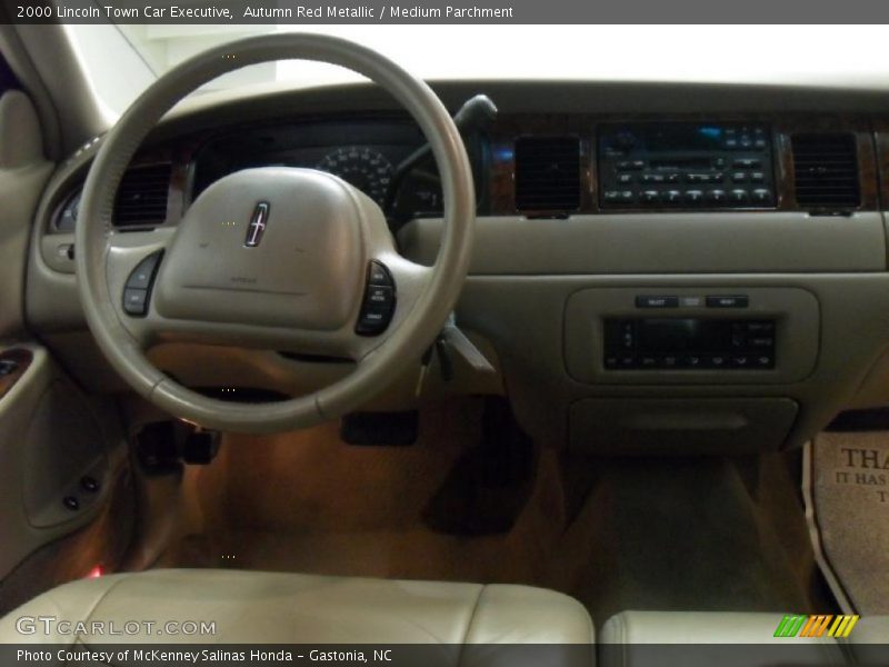 Autumn Red Metallic / Medium Parchment 2000 Lincoln Town Car Executive