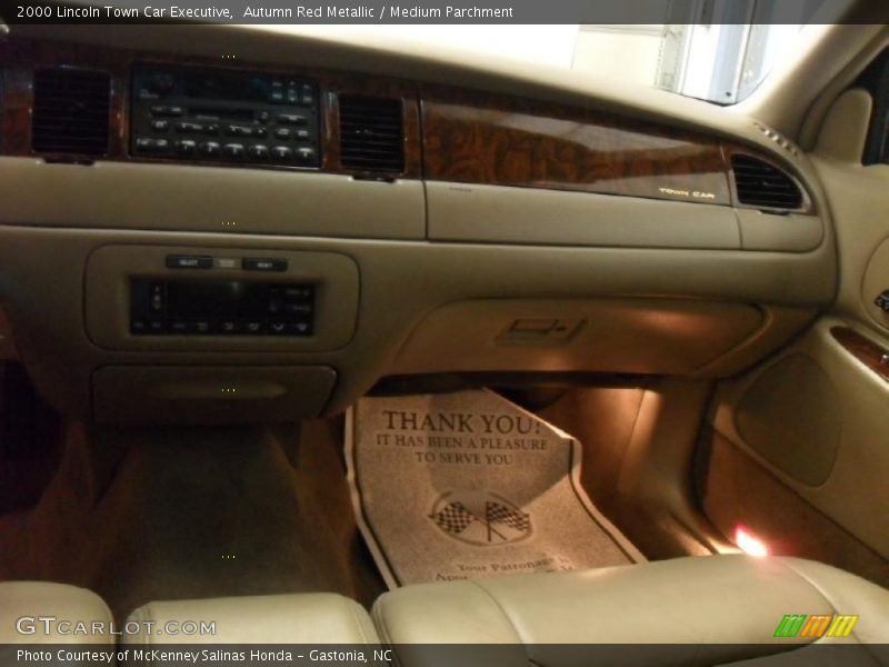 Autumn Red Metallic / Medium Parchment 2000 Lincoln Town Car Executive