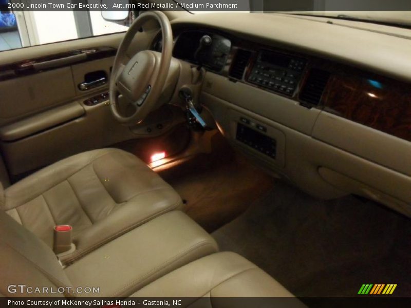 Autumn Red Metallic / Medium Parchment 2000 Lincoln Town Car Executive