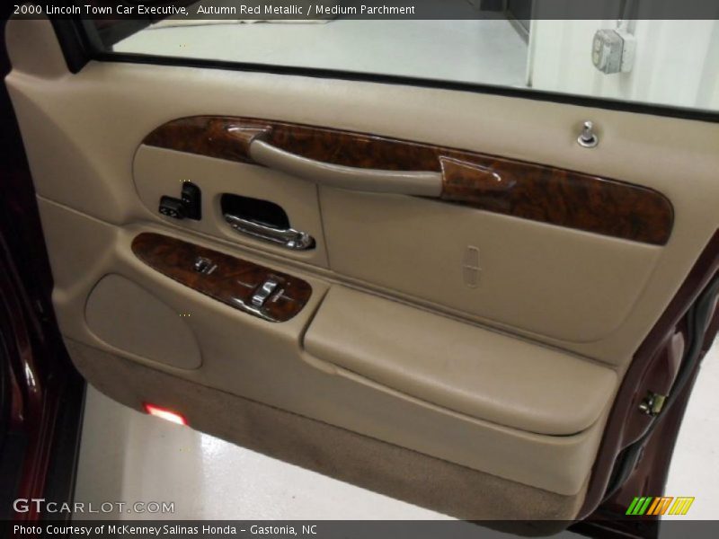 Autumn Red Metallic / Medium Parchment 2000 Lincoln Town Car Executive