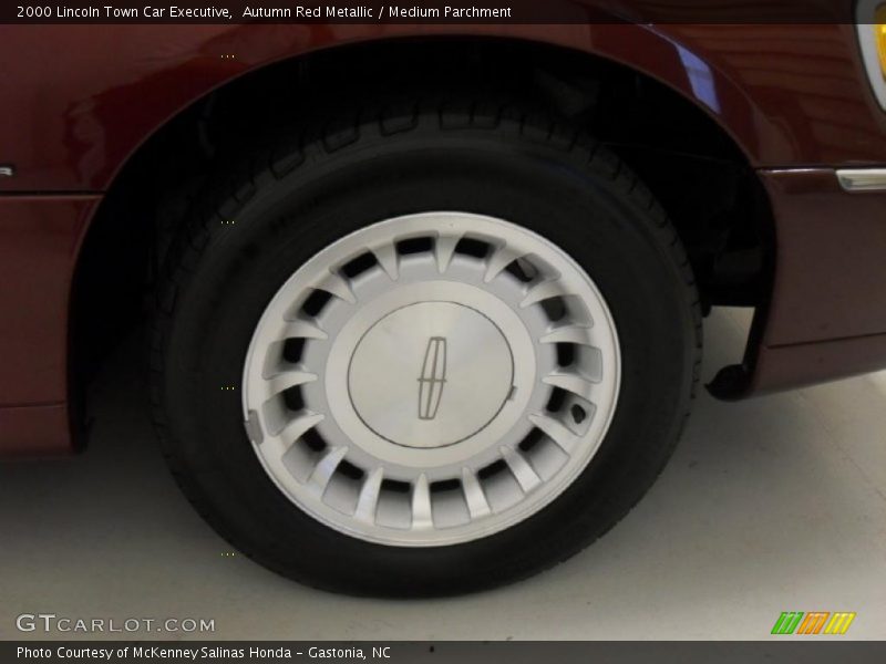 Autumn Red Metallic / Medium Parchment 2000 Lincoln Town Car Executive