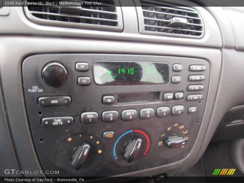 Black / Medium/Dark Flint Grey 2006 Ford Taurus SE