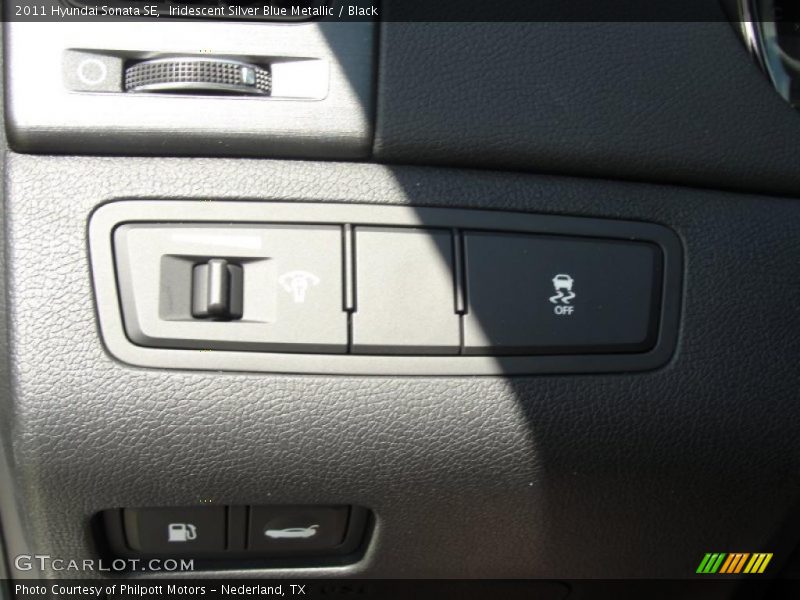 Iridescent Silver Blue Metallic / Black 2011 Hyundai Sonata SE