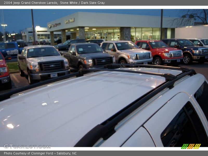 Stone White / Dark Slate Gray 2004 Jeep Grand Cherokee Laredo