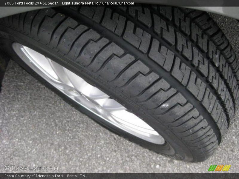 Light Tundra Metallic / Charcoal/Charcoal 2005 Ford Focus ZX4 SE Sedan