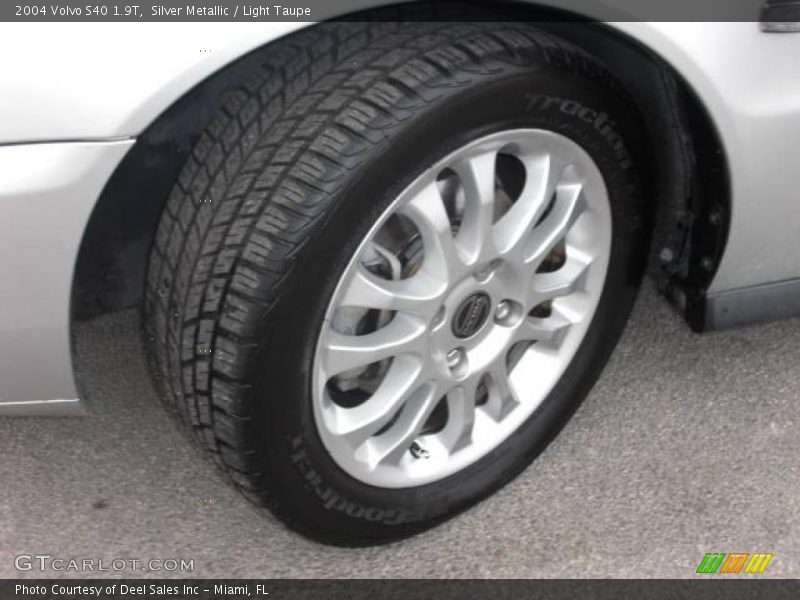 Silver Metallic / Light Taupe 2004 Volvo S40 1.9T