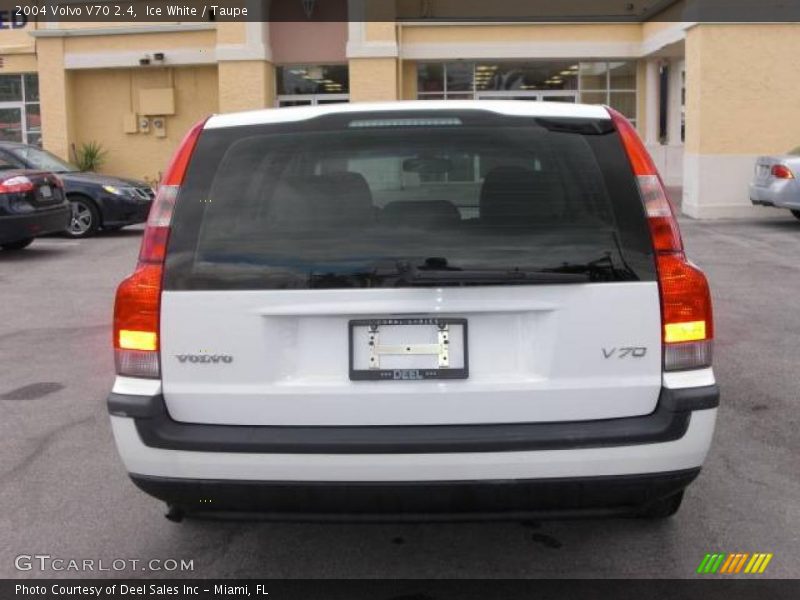 Ice White / Taupe 2004 Volvo V70 2.4