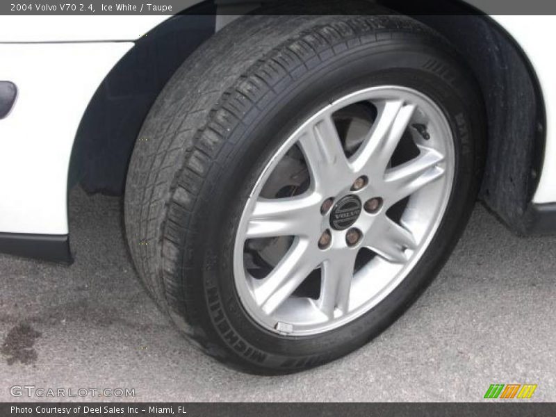 Ice White / Taupe 2004 Volvo V70 2.4