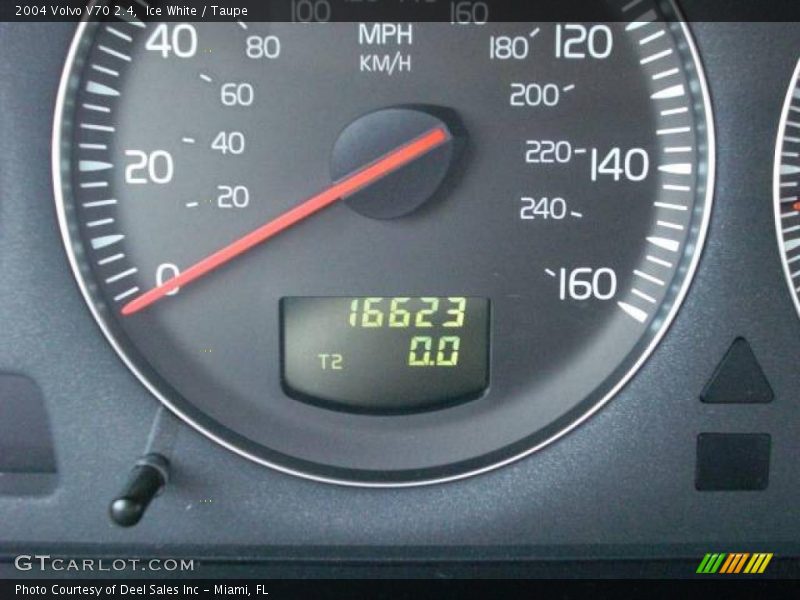 Ice White / Taupe 2004 Volvo V70 2.4