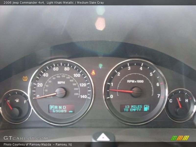 Light Khaki Metallic / Medium Slate Gray 2006 Jeep Commander 4x4