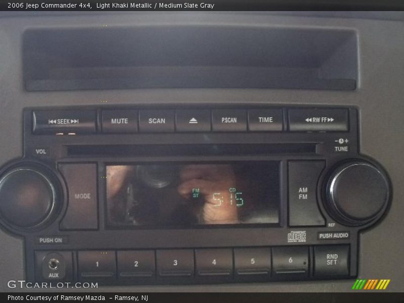Light Khaki Metallic / Medium Slate Gray 2006 Jeep Commander 4x4
