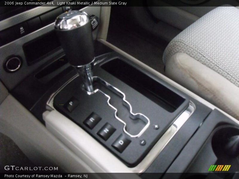 Light Khaki Metallic / Medium Slate Gray 2006 Jeep Commander 4x4