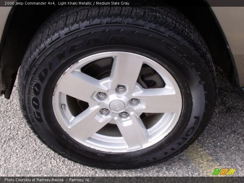 Light Khaki Metallic / Medium Slate Gray 2006 Jeep Commander 4x4