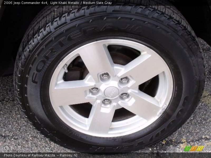 Light Khaki Metallic / Medium Slate Gray 2006 Jeep Commander 4x4
