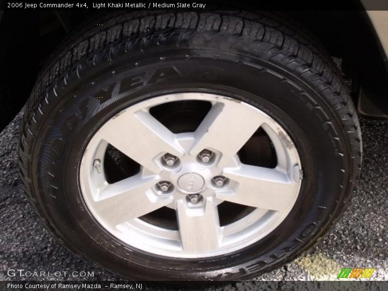 Light Khaki Metallic / Medium Slate Gray 2006 Jeep Commander 4x4