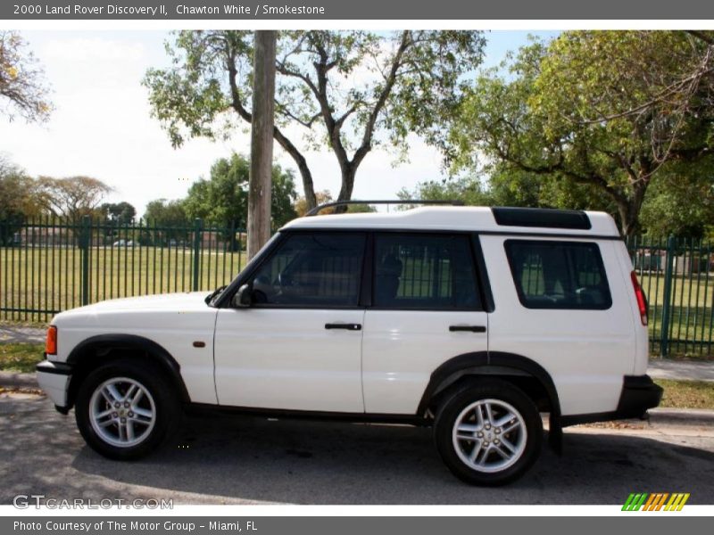 Chawton White / Smokestone 2000 Land Rover Discovery II