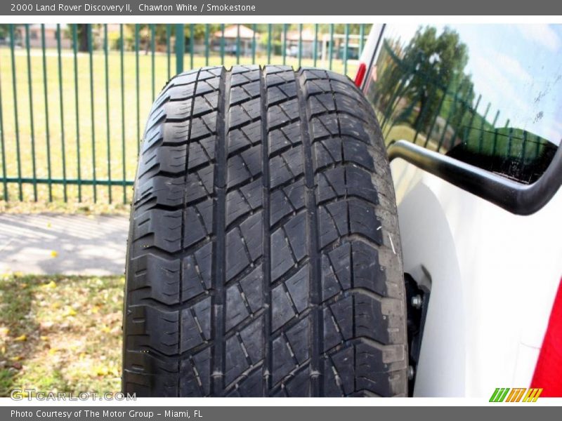 Chawton White / Smokestone 2000 Land Rover Discovery II