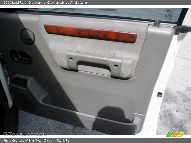 Chawton White / Smokestone 2000 Land Rover Discovery II