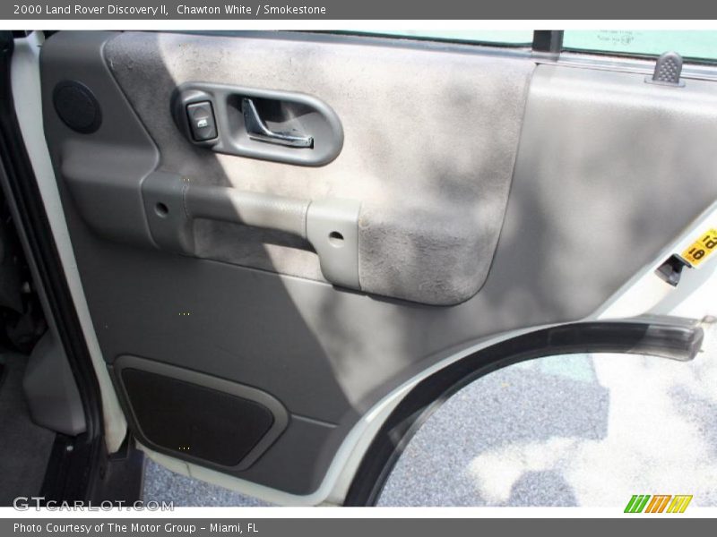 Chawton White / Smokestone 2000 Land Rover Discovery II