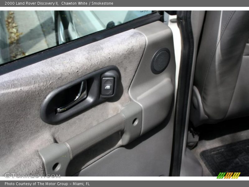 Chawton White / Smokestone 2000 Land Rover Discovery II