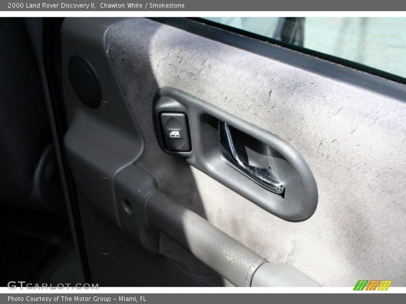 Chawton White / Smokestone 2000 Land Rover Discovery II