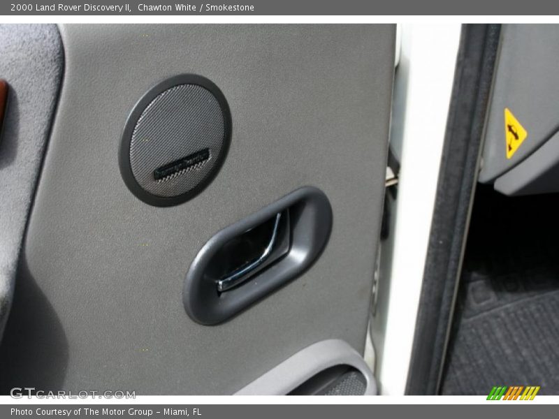 Chawton White / Smokestone 2000 Land Rover Discovery II