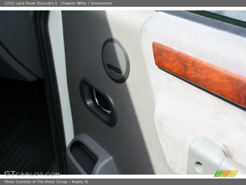 Chawton White / Smokestone 2000 Land Rover Discovery II