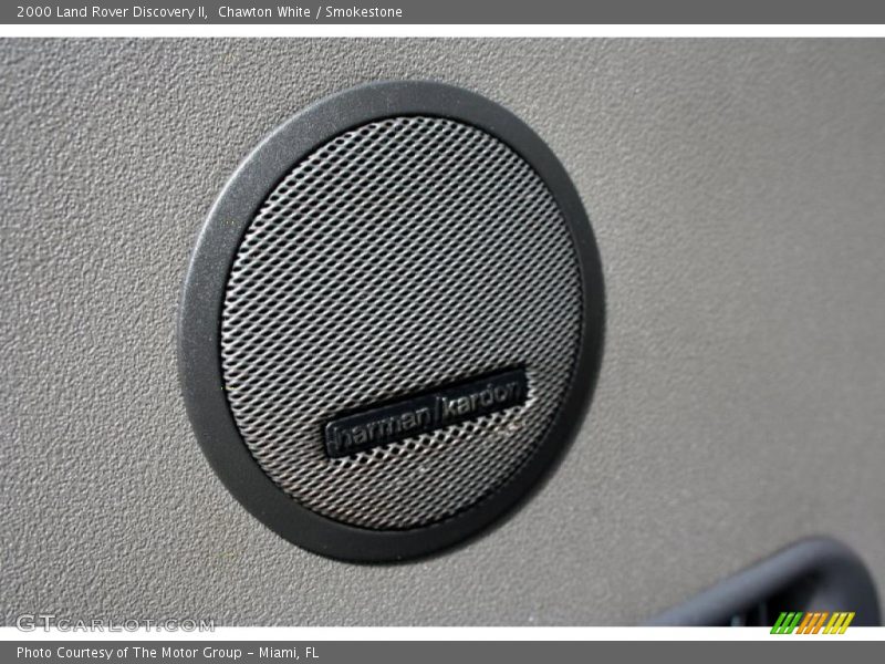 Chawton White / Smokestone 2000 Land Rover Discovery II