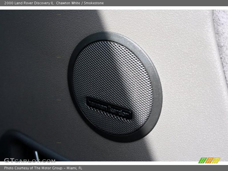 Chawton White / Smokestone 2000 Land Rover Discovery II