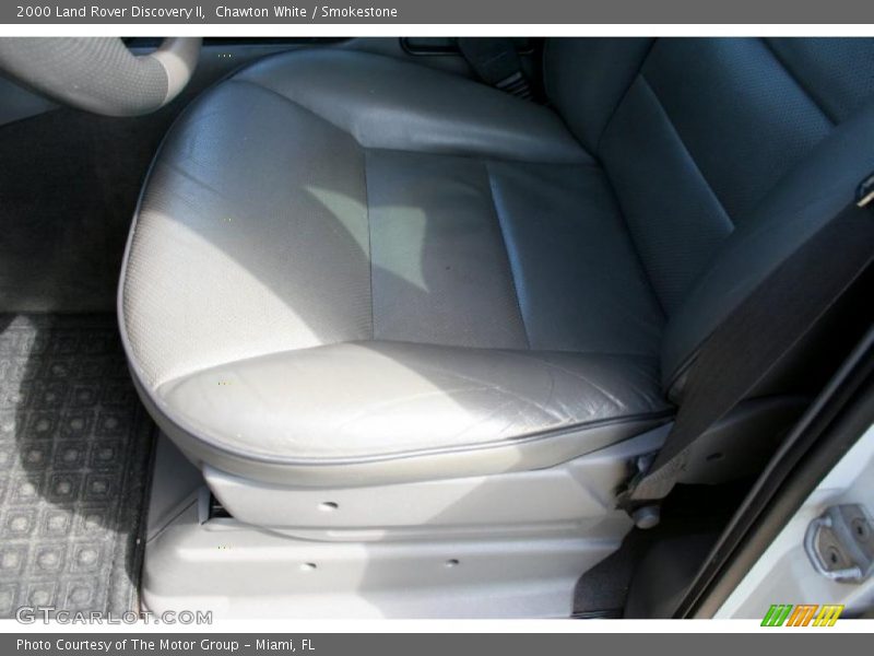 Chawton White / Smokestone 2000 Land Rover Discovery II