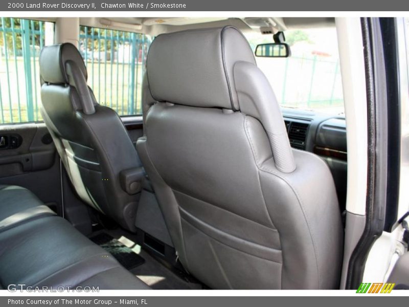 Chawton White / Smokestone 2000 Land Rover Discovery II