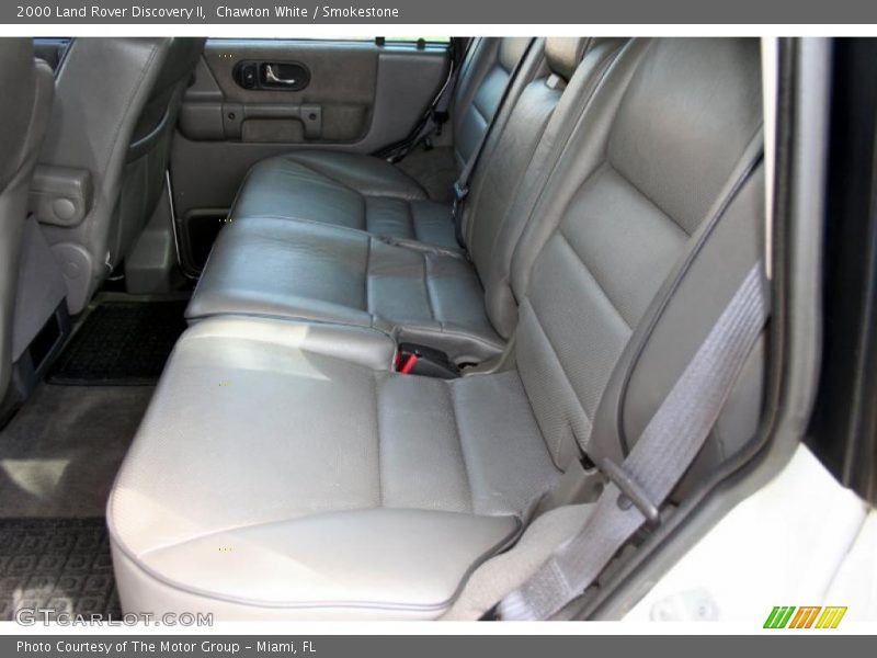 Chawton White / Smokestone 2000 Land Rover Discovery II