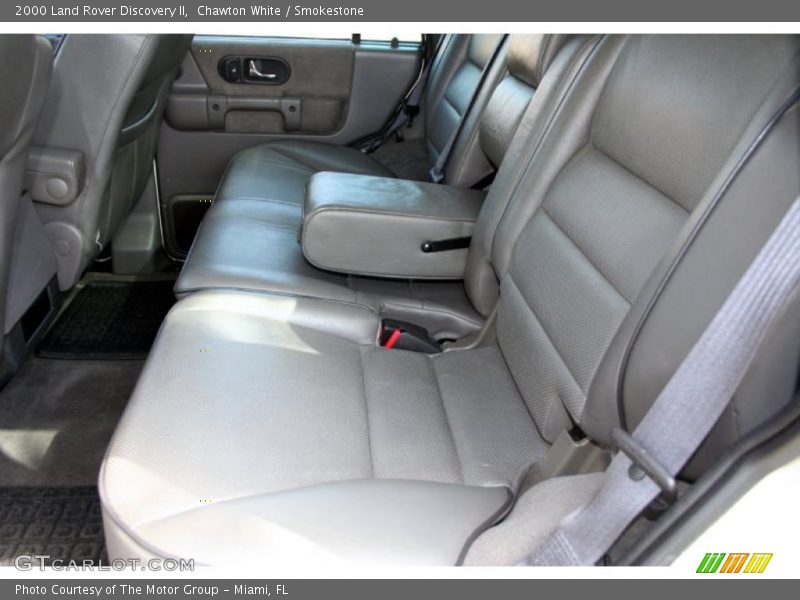 Chawton White / Smokestone 2000 Land Rover Discovery II