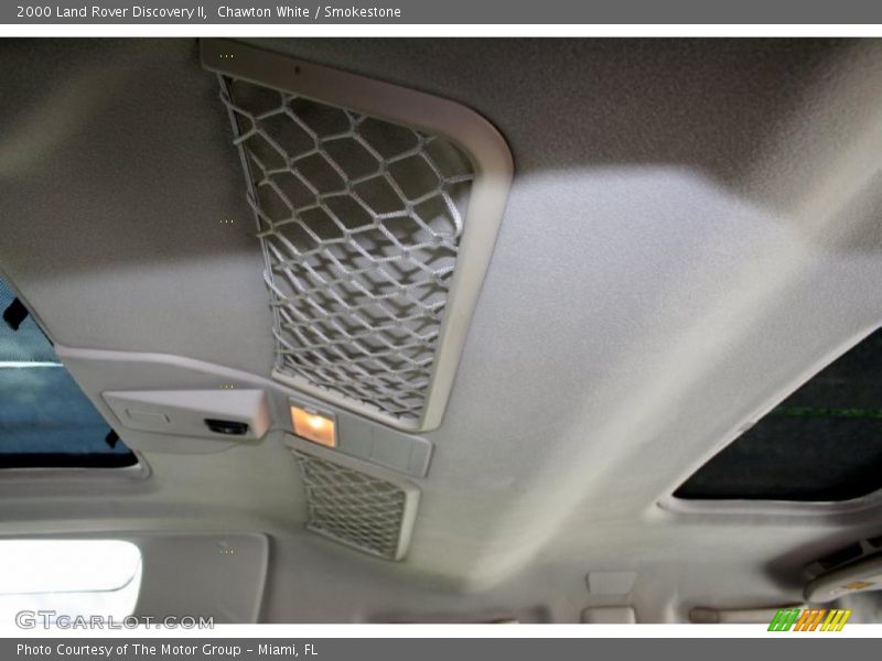 Chawton White / Smokestone 2000 Land Rover Discovery II