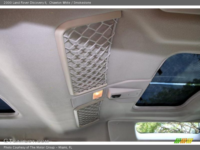 Chawton White / Smokestone 2000 Land Rover Discovery II