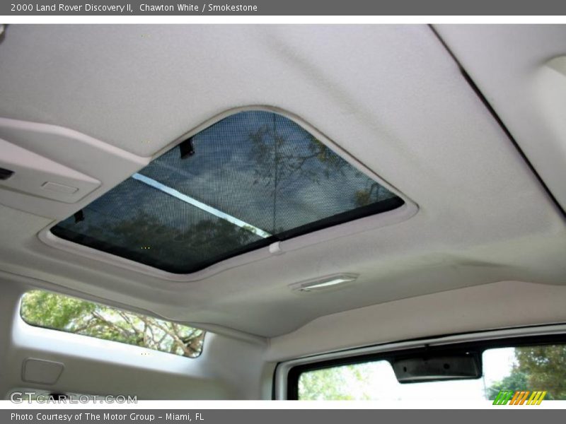 Chawton White / Smokestone 2000 Land Rover Discovery II