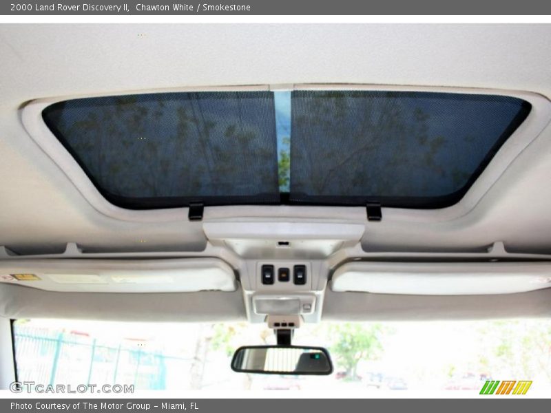 Chawton White / Smokestone 2000 Land Rover Discovery II