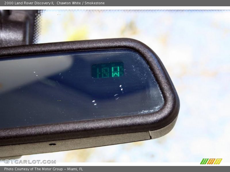 Chawton White / Smokestone 2000 Land Rover Discovery II