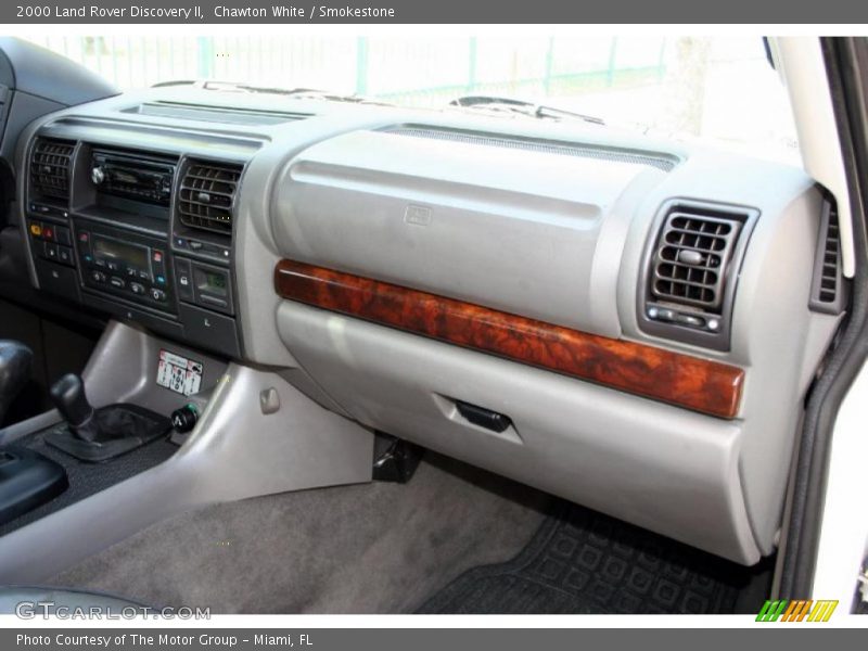 Chawton White / Smokestone 2000 Land Rover Discovery II