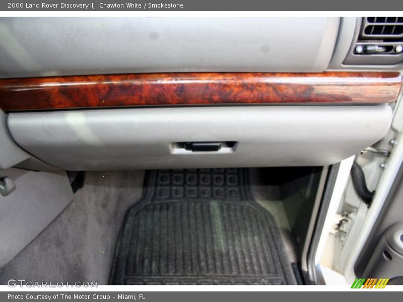 Chawton White / Smokestone 2000 Land Rover Discovery II