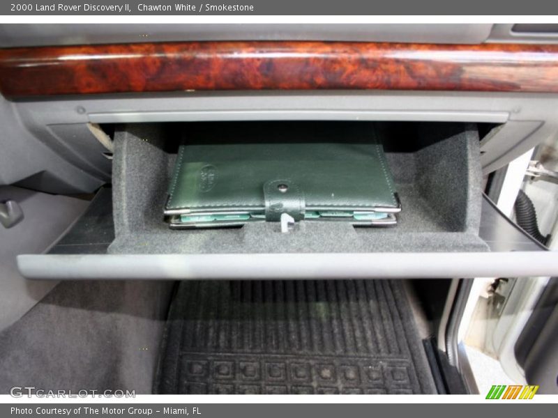 Chawton White / Smokestone 2000 Land Rover Discovery II