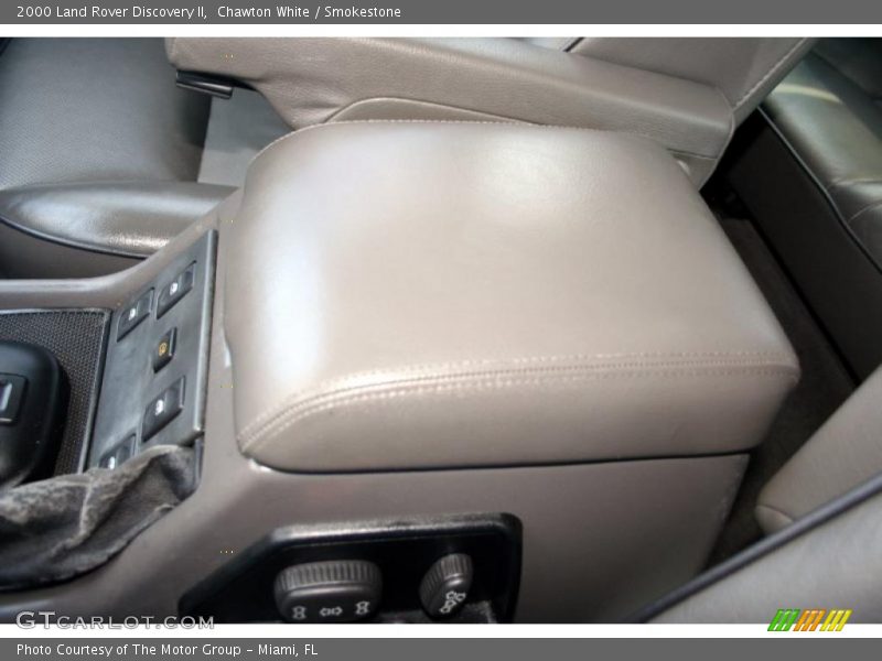 Chawton White / Smokestone 2000 Land Rover Discovery II