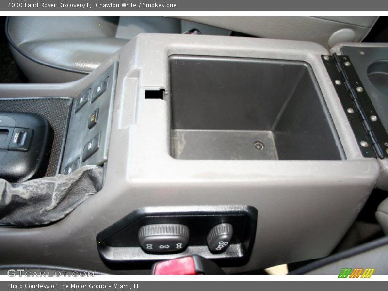 Chawton White / Smokestone 2000 Land Rover Discovery II