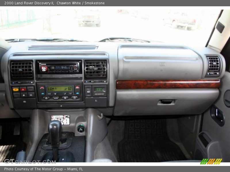 Chawton White / Smokestone 2000 Land Rover Discovery II