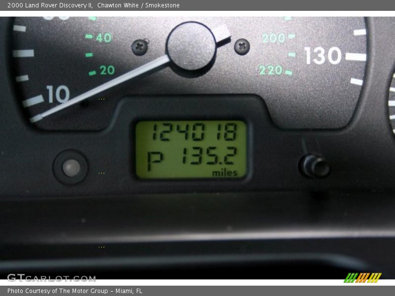 Chawton White / Smokestone 2000 Land Rover Discovery II