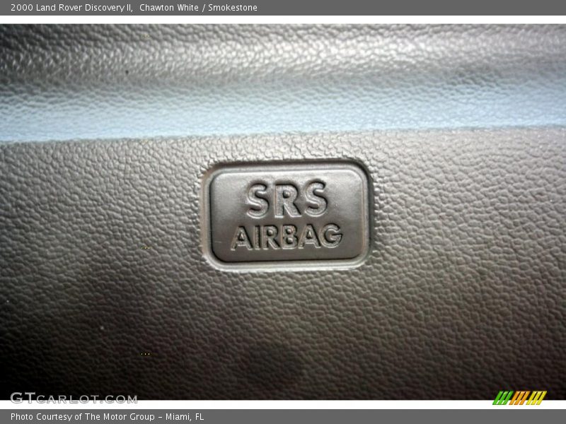 Chawton White / Smokestone 2000 Land Rover Discovery II