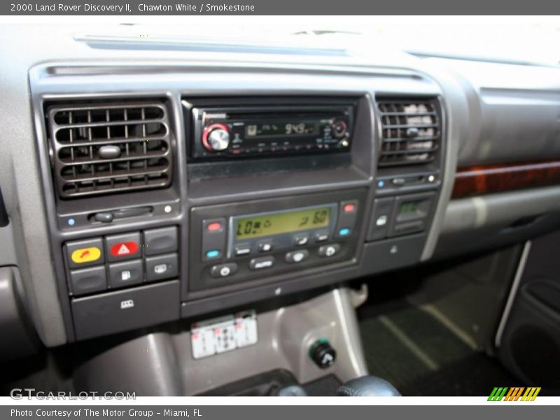 Chawton White / Smokestone 2000 Land Rover Discovery II
